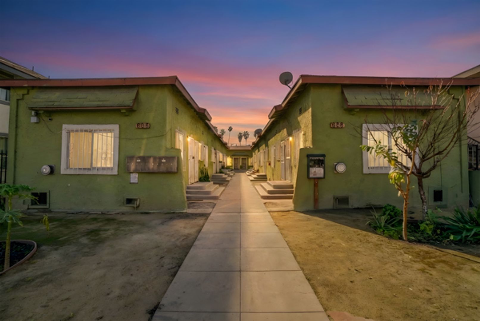 Los Angeles Apartment: 606 W 81st St