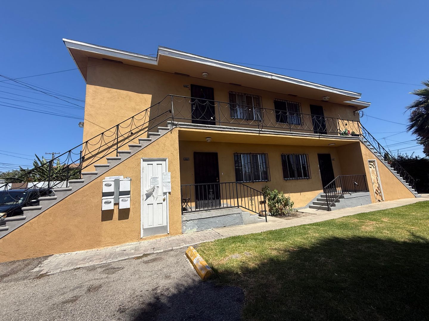 Los Angeles Apartment: 1401 E 78th St