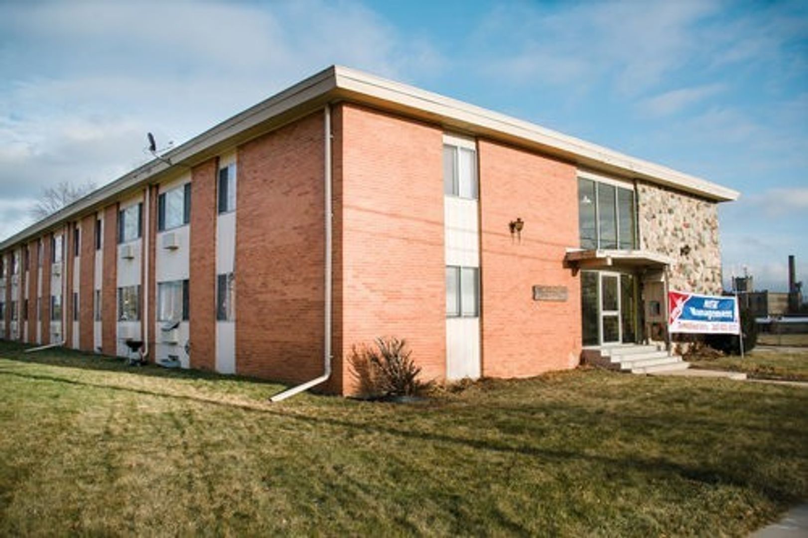Racine Apartment: 2400 Northwestern Ave