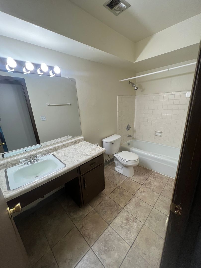 Racine Apartment: 5021 Byrd Ave.