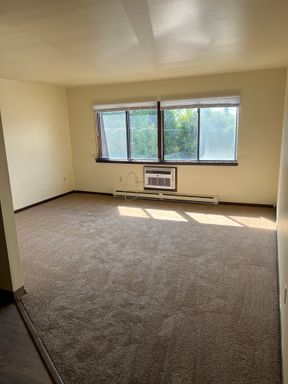 Large 2 Bedroom Upper – photo 1