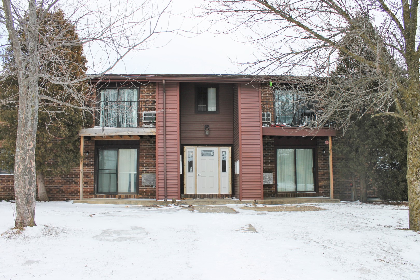 Racine Apartment: 1851 Roosevelt Ave.