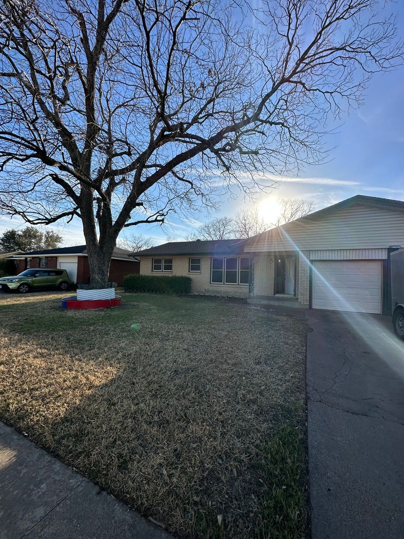 Cleburne House: 1206 S Ridgeway