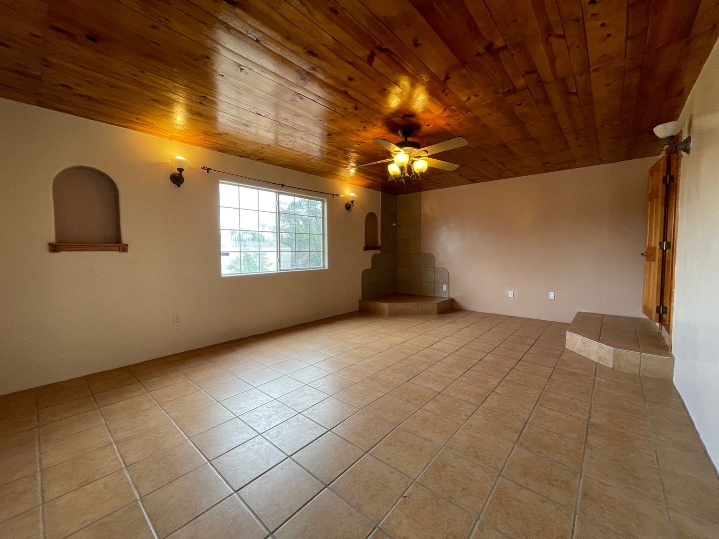 Santa Fe House: 212 S El Rancho Rd