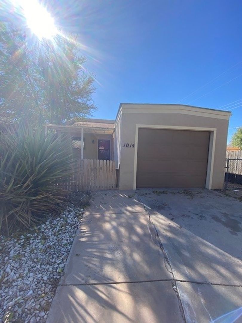 Roswell House: 1014 Plaza Del Sol