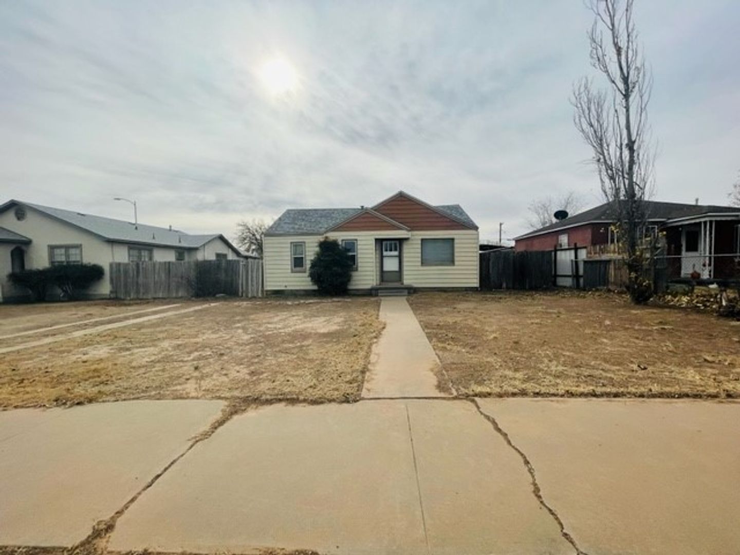 Roswell House: 1002 W Deming St