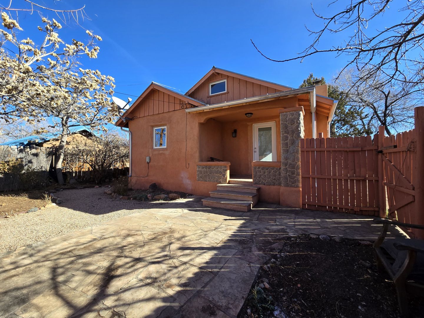 Santa Fe Apartment: 235 Irvine St