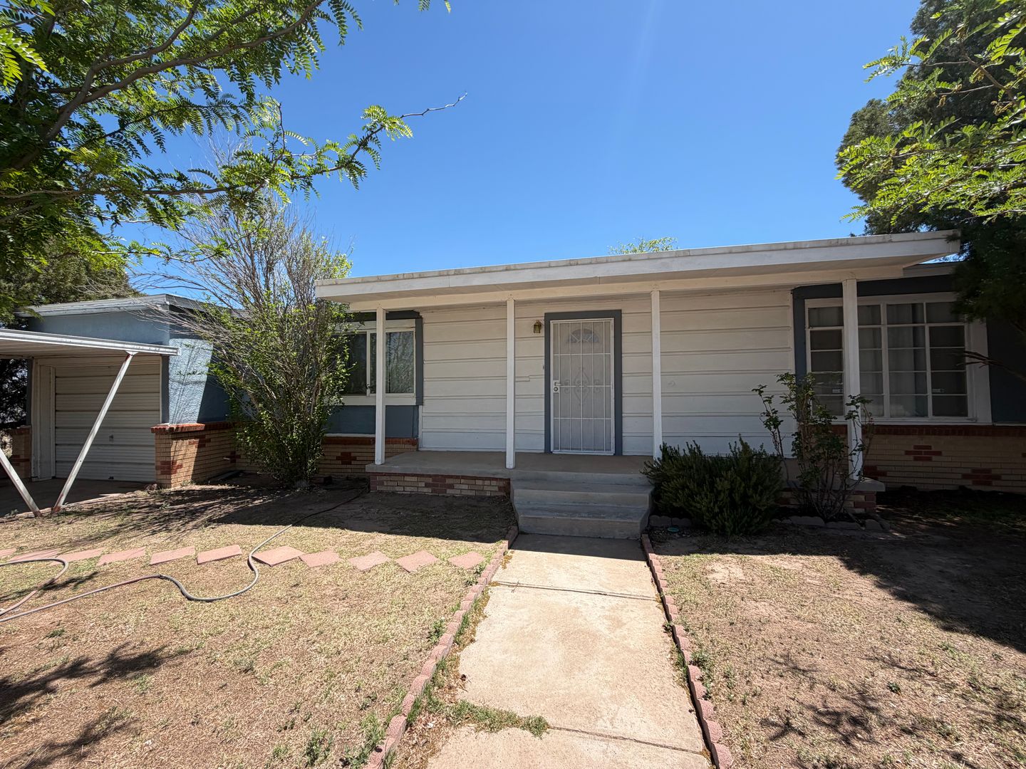 Roswell House: 301 E Wildy Street