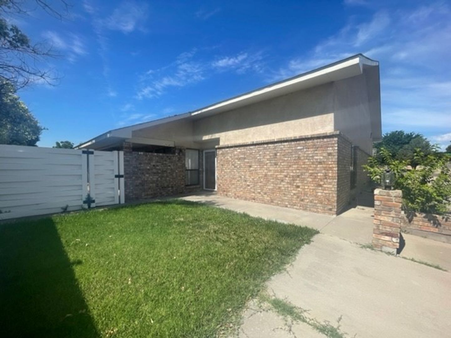 Roswell House: 2604 W 8th St