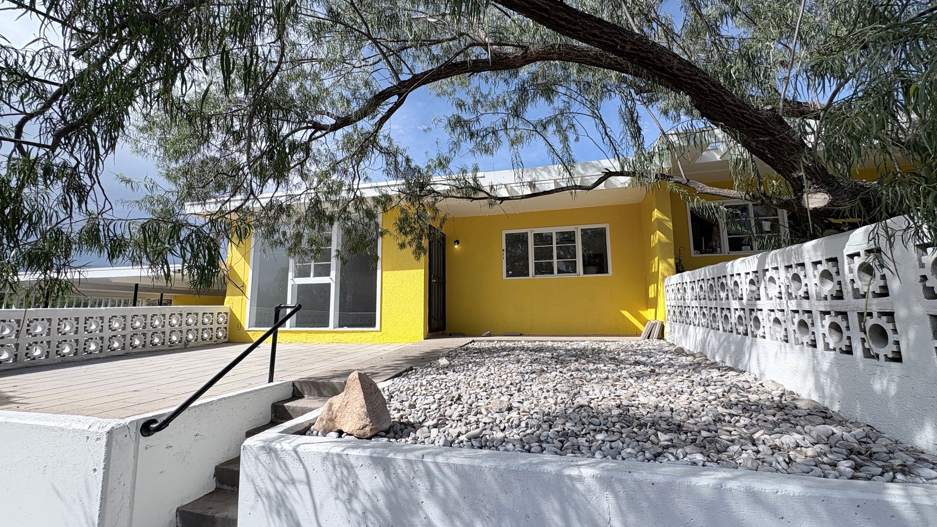 Roswell House: 611 W 11th St