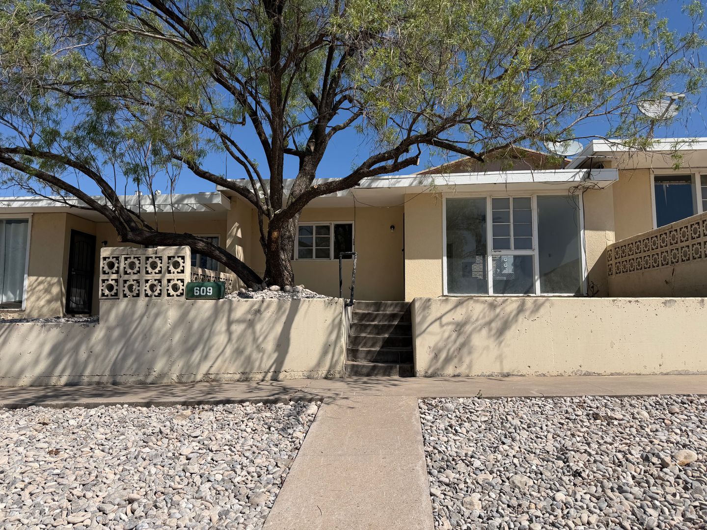 Roswell House: 609 W 11th St