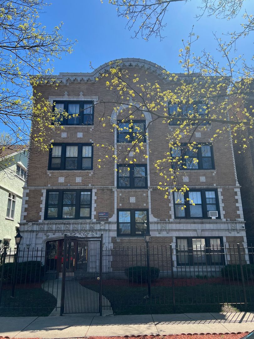 Chicago Apartment: 1525 W.  Estes Ave.