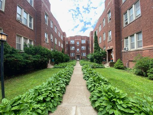 Rogers Park 1BR! Heat included - Formal Dining Room - Red Line! – photo 1