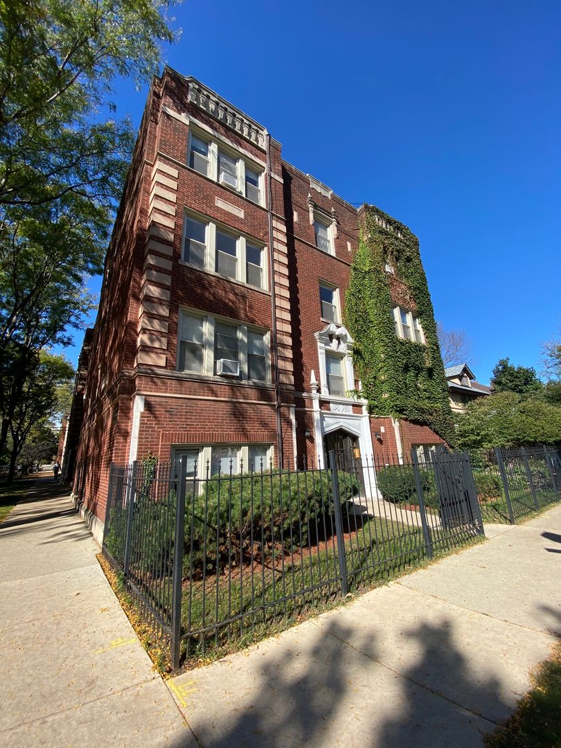 Chicago Apartment: 6600 N. Bosworth