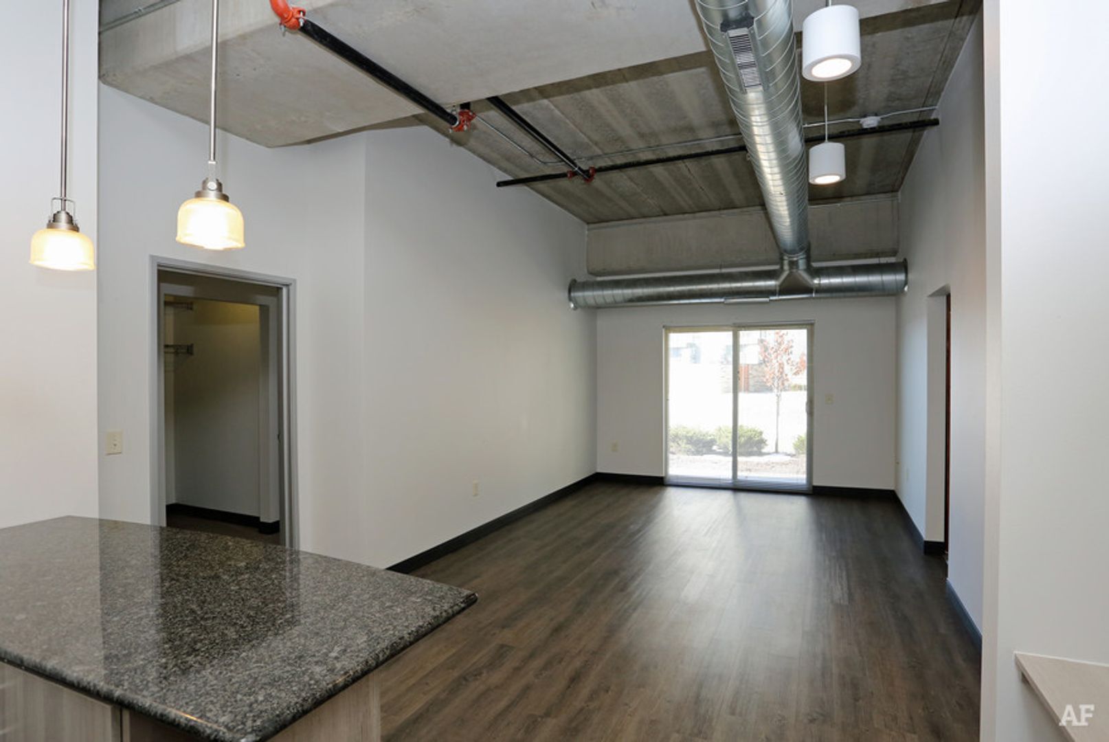 Monona Apartment: 320 W Broadway