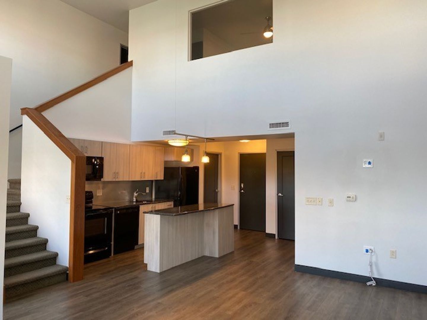 Monona Apartment: 320 W Broadway