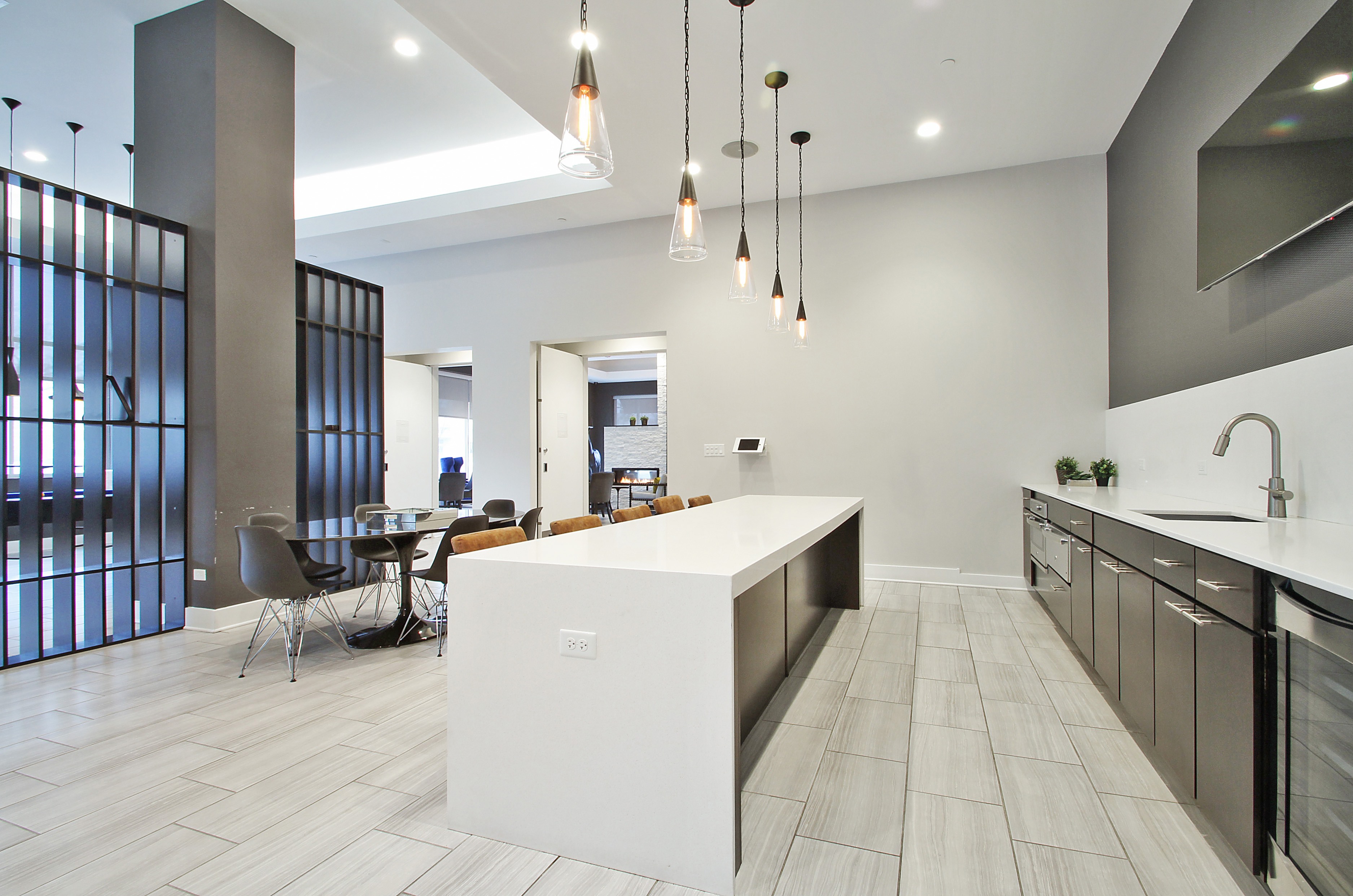 Glenview Apartment: 998 Church St