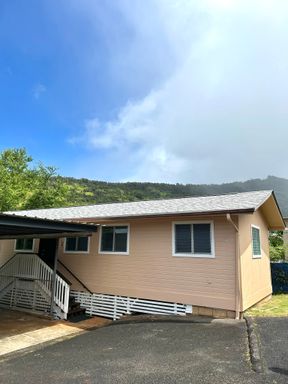 2 Bedroom, 1 Bath, 2 Covered Parking! – photo 1