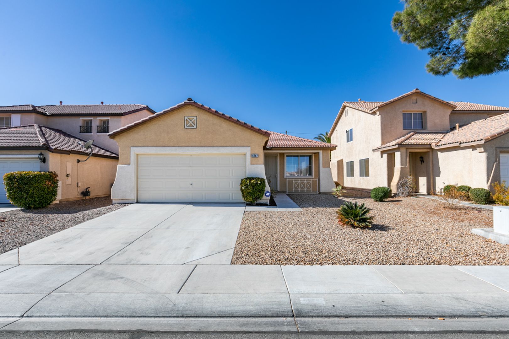 N las Vegas House: 5747 Bear Springs St.