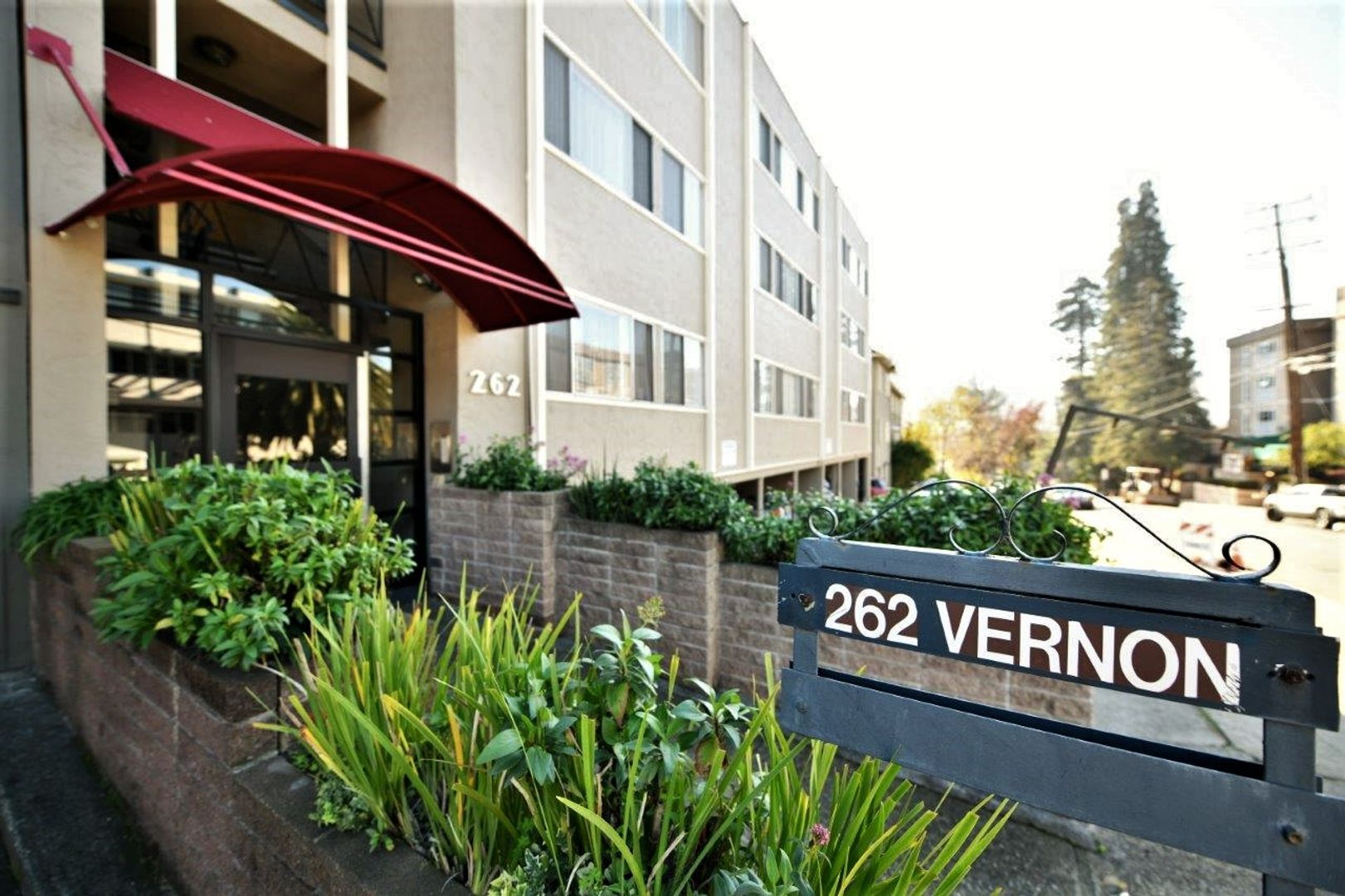 Oakland Apartment: 262 Vernon Street