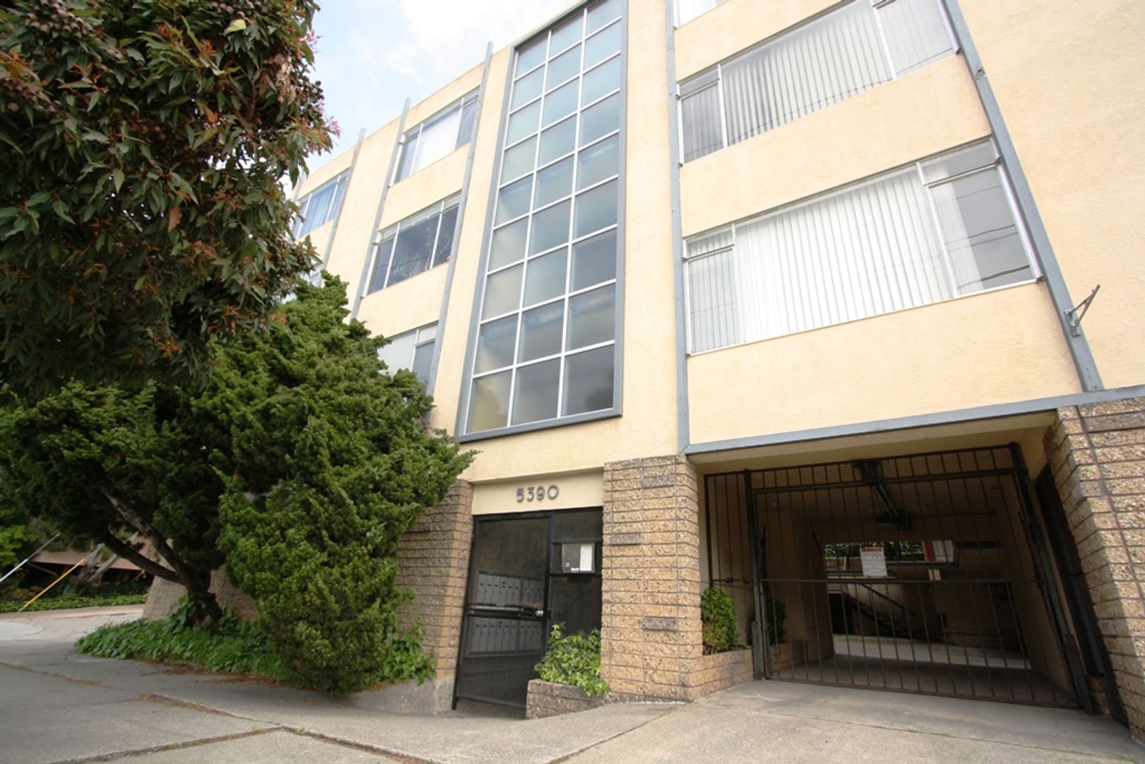 Oakland Apartment: 5390 Broadway