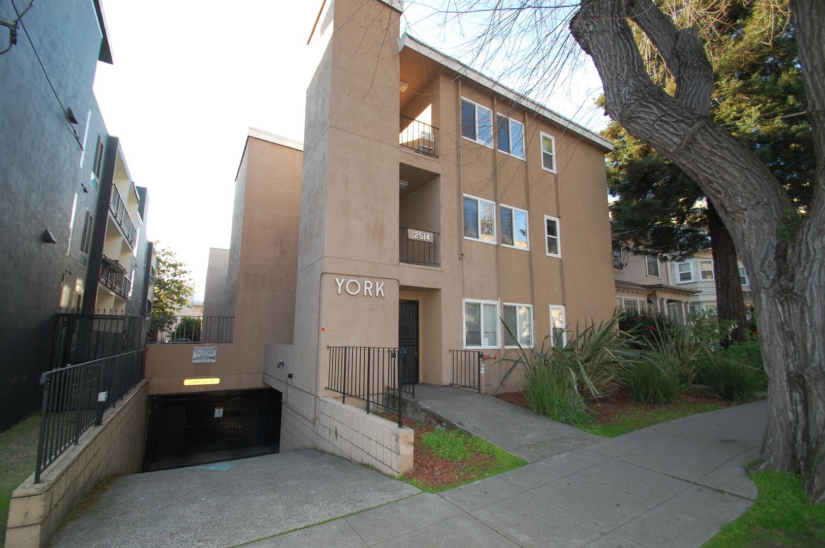 Berkeley Apartment: 2514 College Avenue