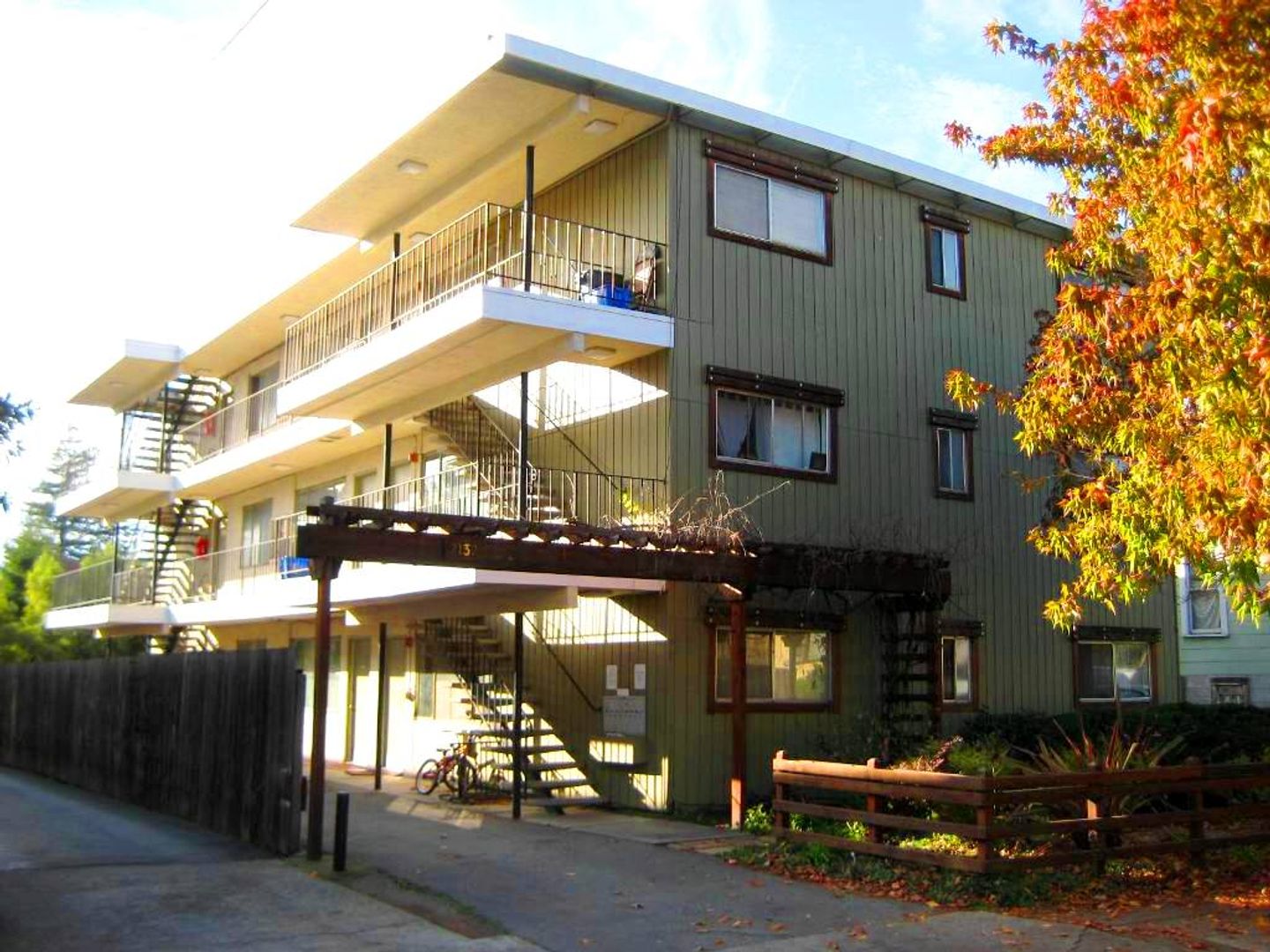 Berkeley Apartment: 2132 Roosevelt Avenue