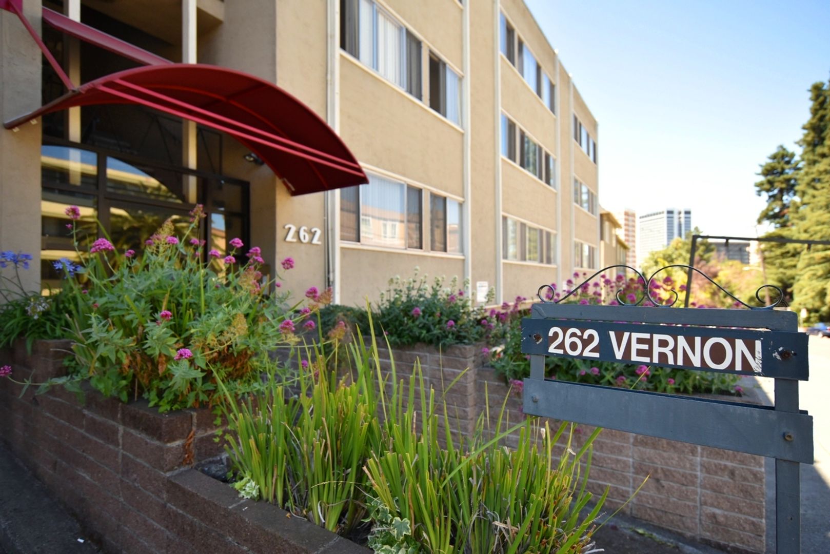 Oakland Apartment: 262 Vernon Street