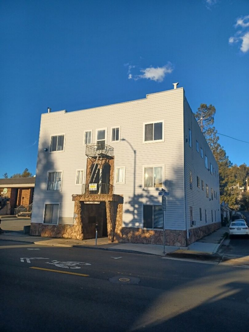 Martinez Apartment: 1131 Pine Street