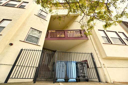 Amazing 2 Bed/1 Bath W/Private Laundry! Next Door to BART – photo 1