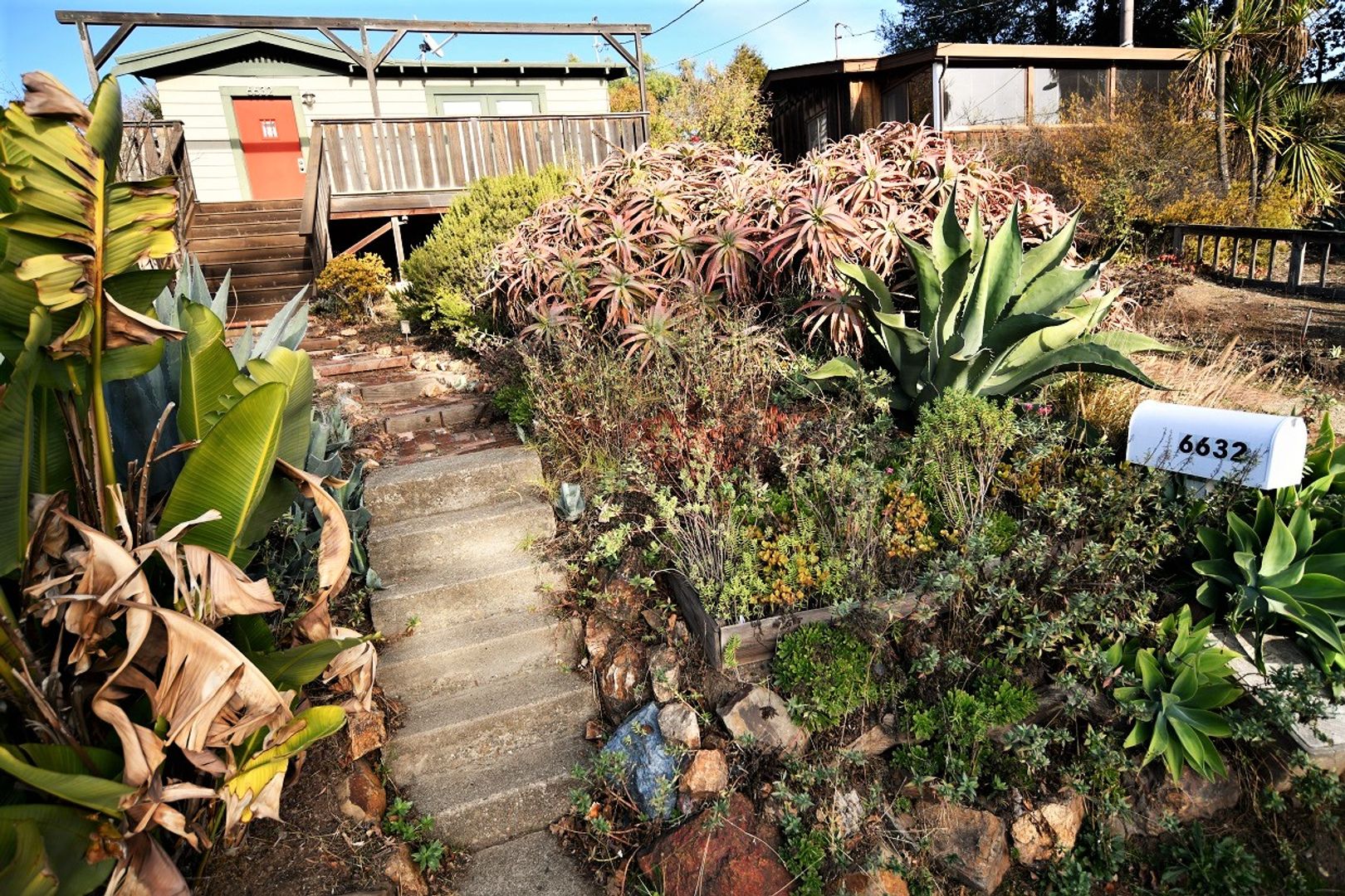 Oakland House: 6632 Simson Street