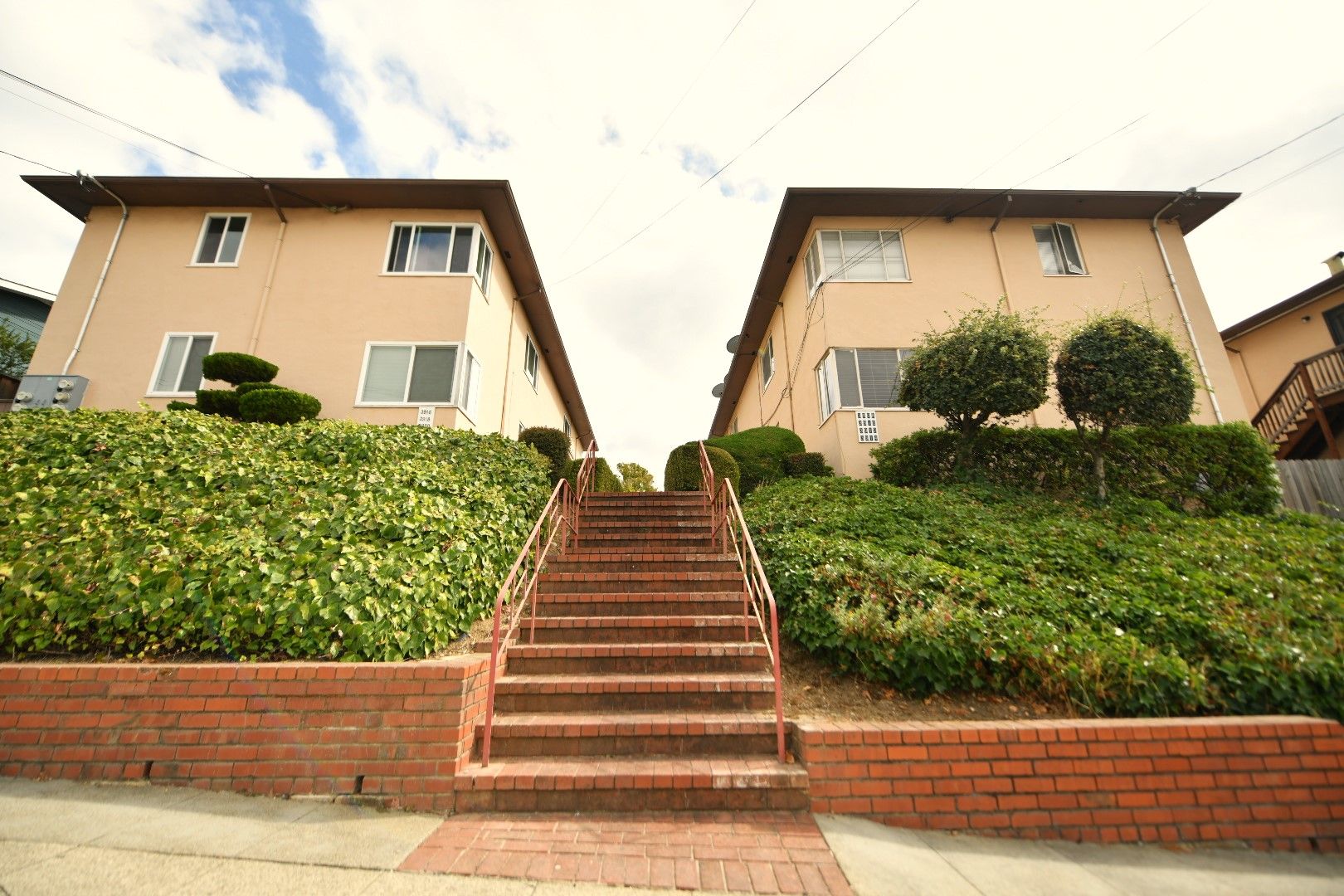 Oakland Apartment: 3908-3914 Lincoln Avenue