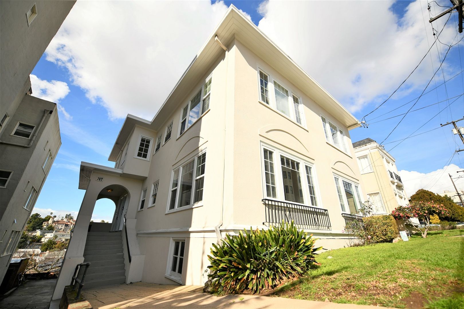Oakland Apartment: 747 Warfield Avenue