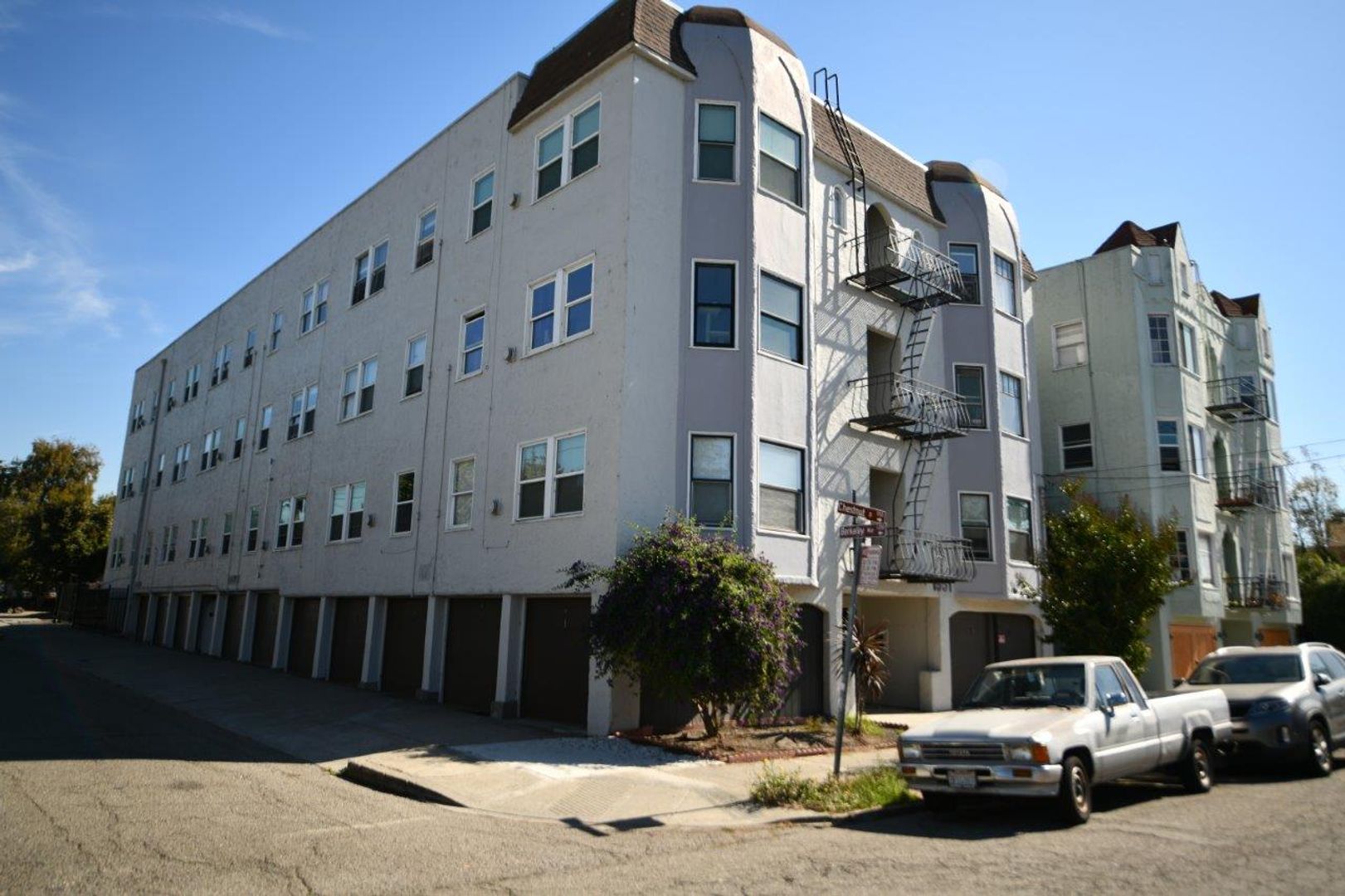 Berkeley Apartment: 1951 Chestnut Street
