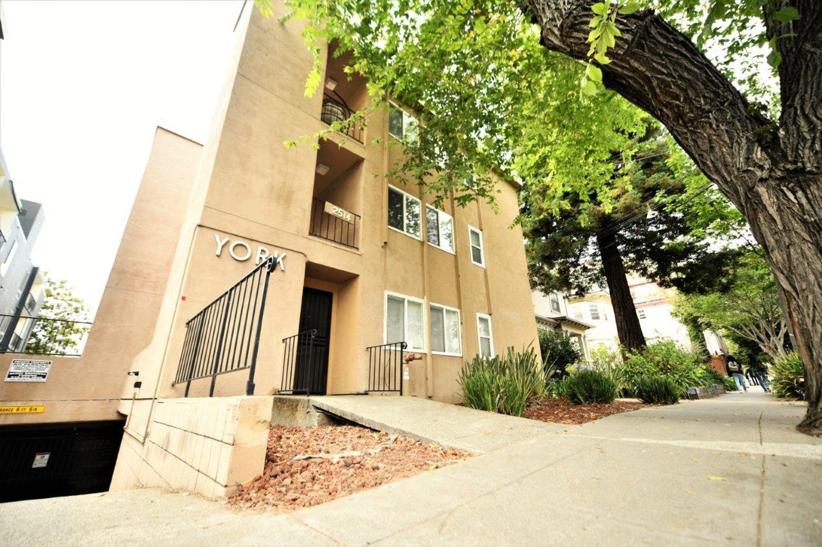 Berkeley Apartment: 2514 College Avenue