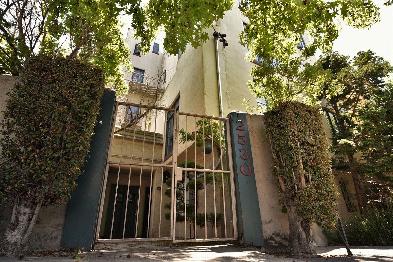 Oakland Apartment: 2530 8th Avenue