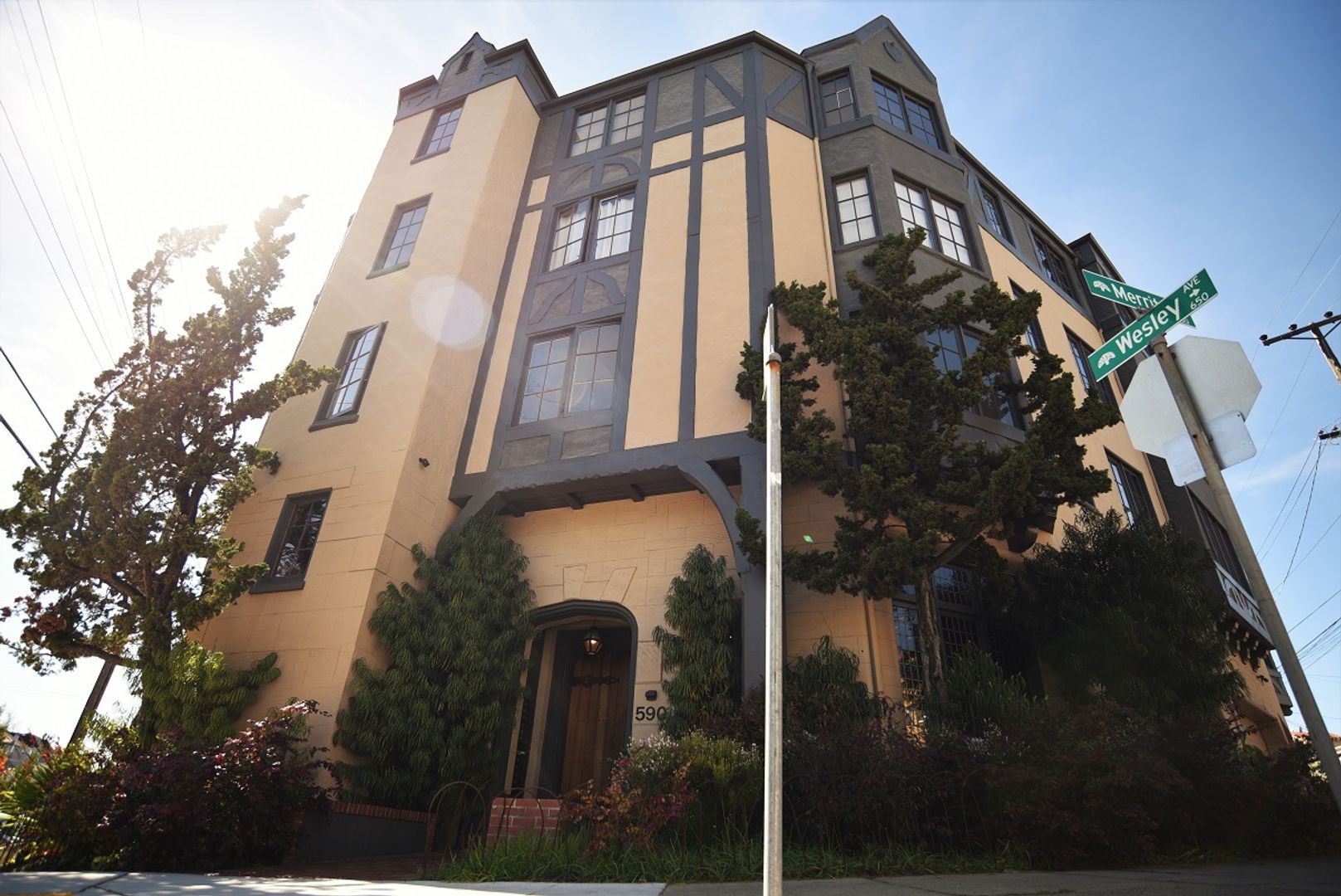 Oakland Apartment: 590 Merritt Avenue