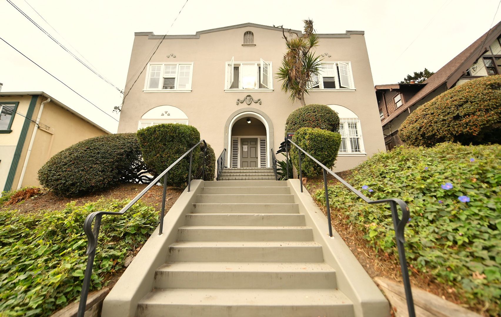 Oakland Apartment: 537 Mandana Blvd