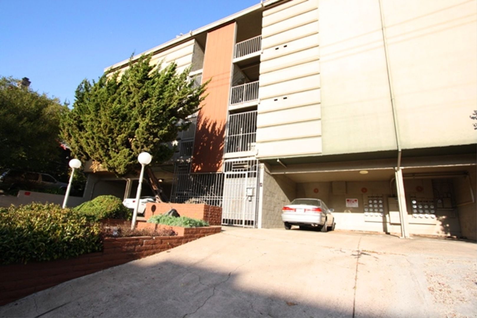 Oakland Apartment: 40 Moss Avenue