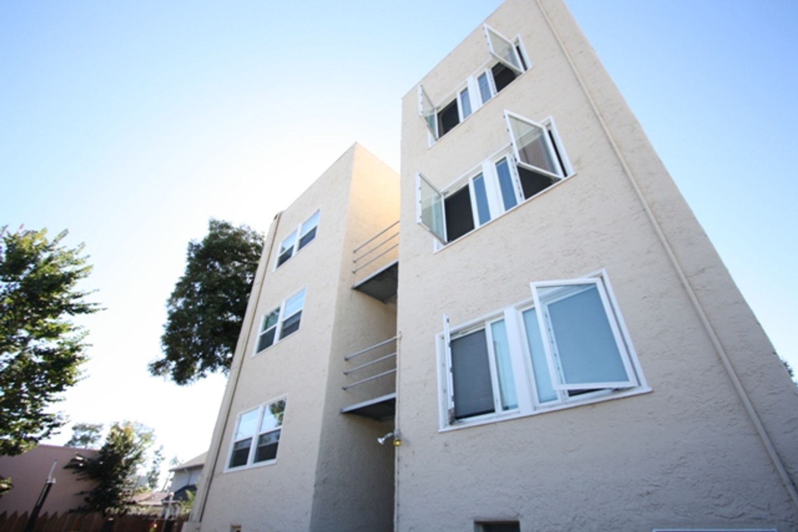 Alameda Apartment: 1538 St. Charles Street