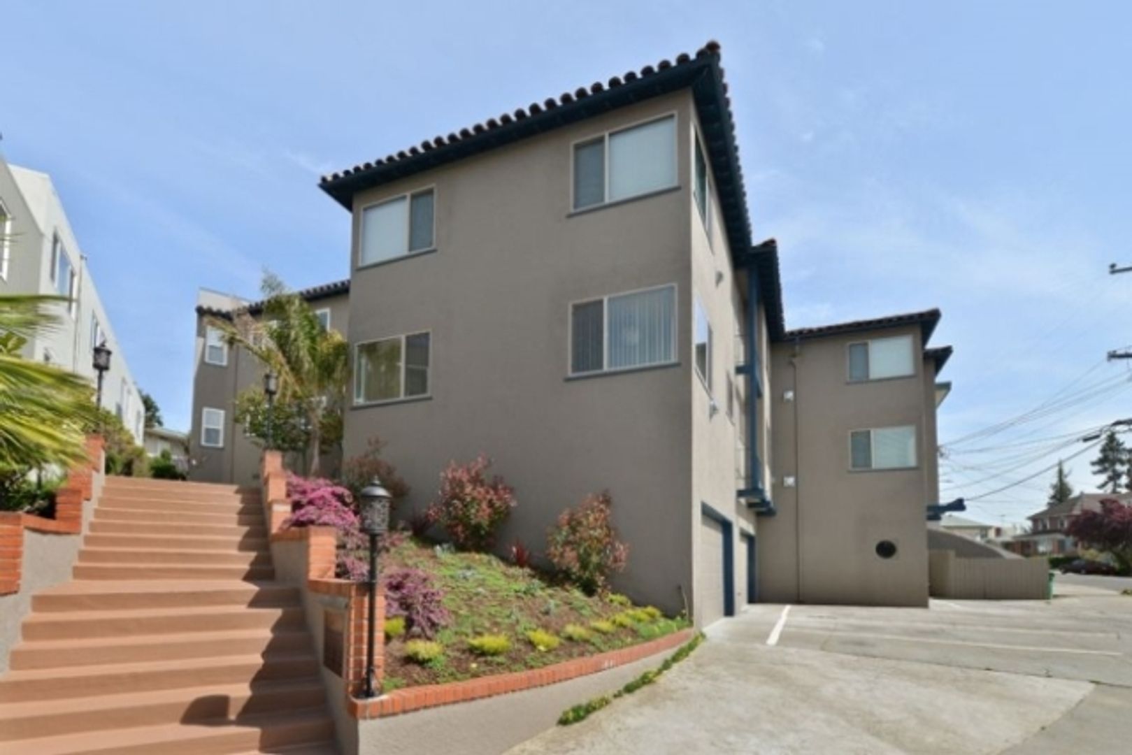 Oakland Apartment: 301 Lester Avenue