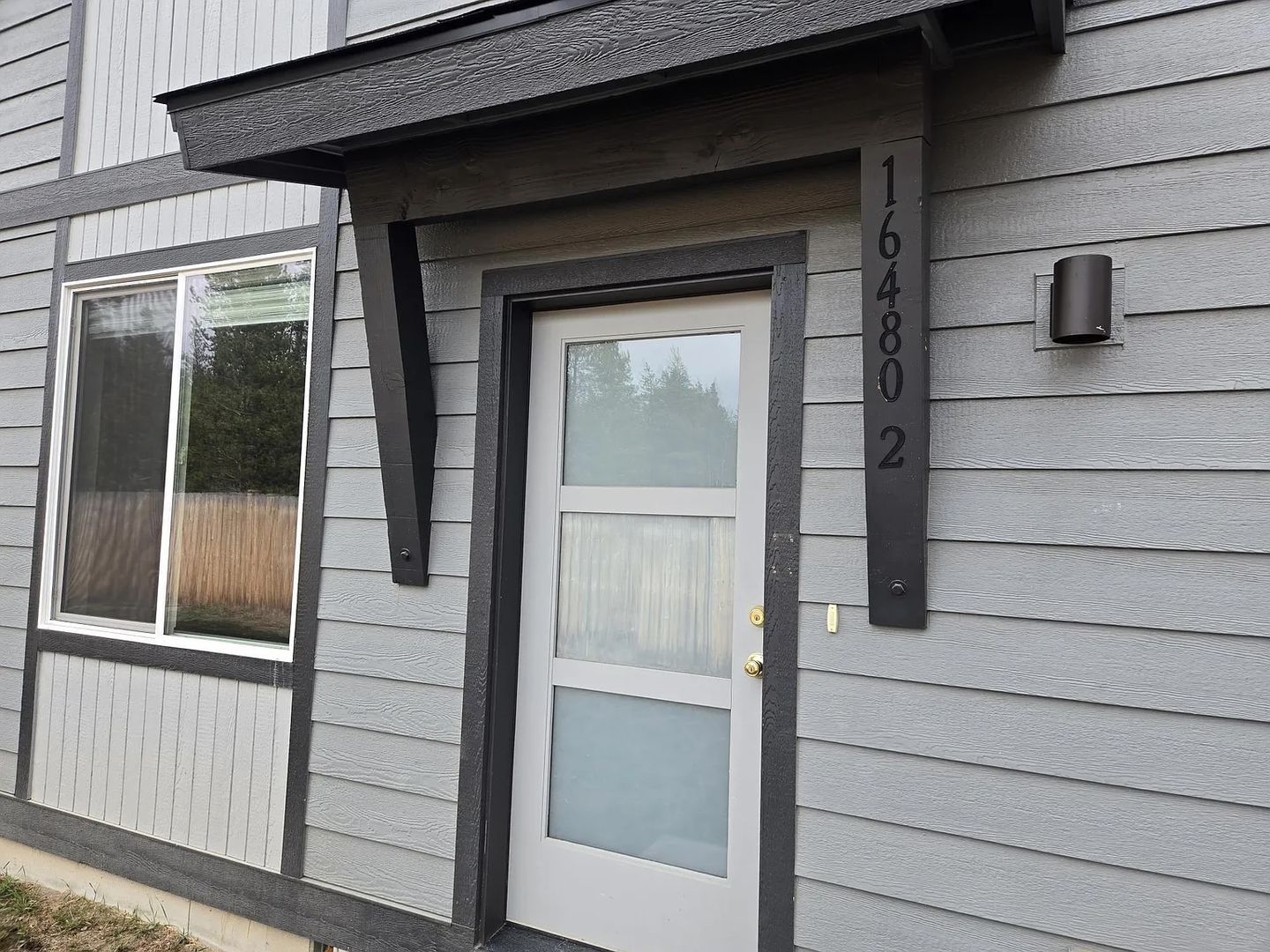 La Pine Apartment: 16480 Carter Ct.