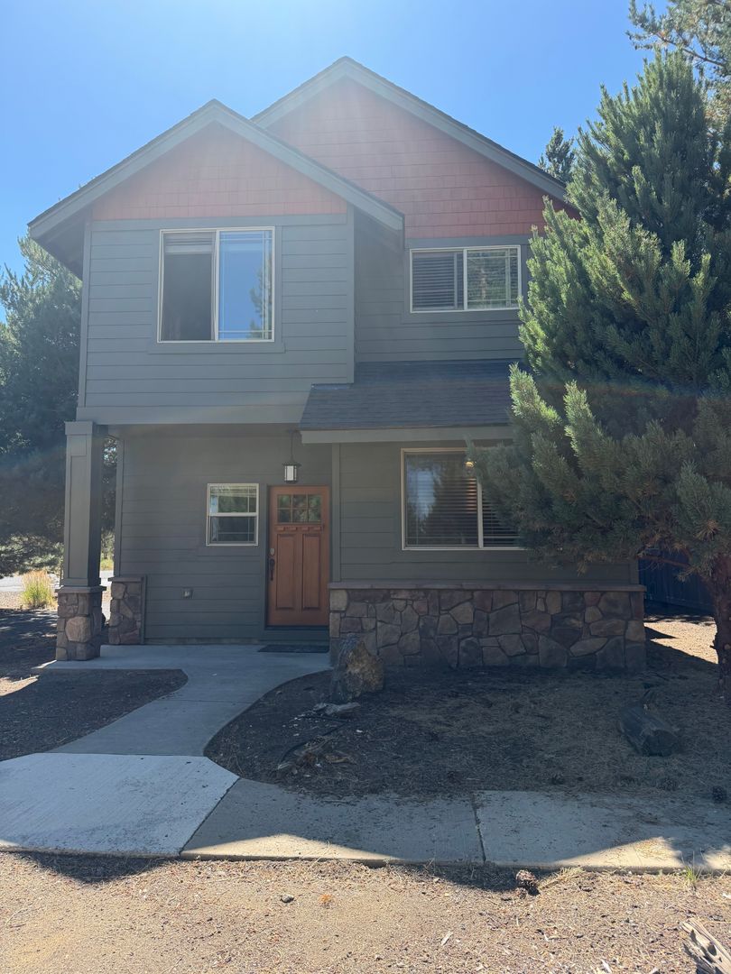 La Pine House: 16590  Daisy Place