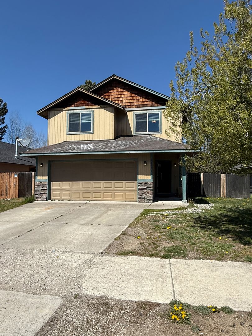 La Pine House: 16430 Cassidy Ct.