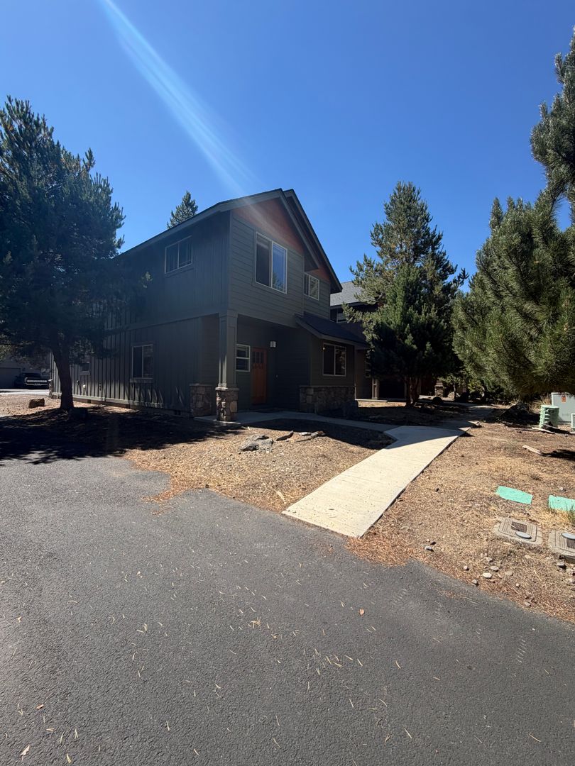 La Pine House: 16594 Daisy PL