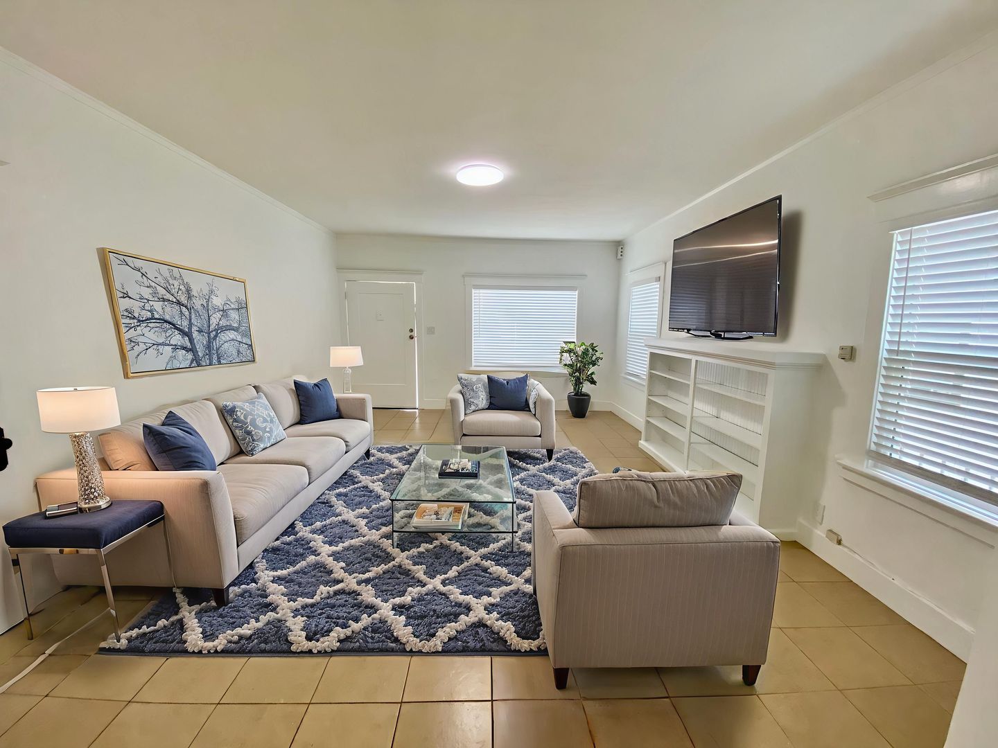 Los Angeles Apartment: 2919 Van Buren Place