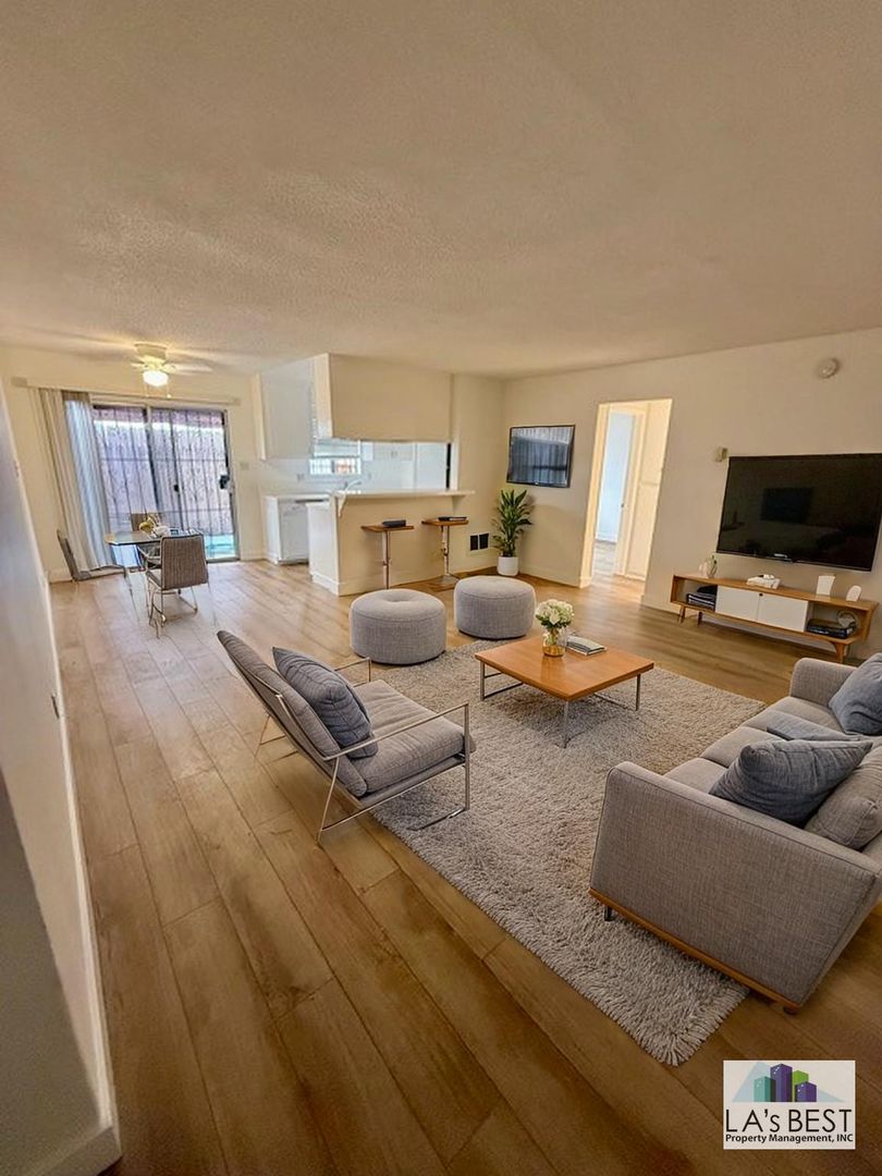 Venice Apartment: 50 Rose Avenue