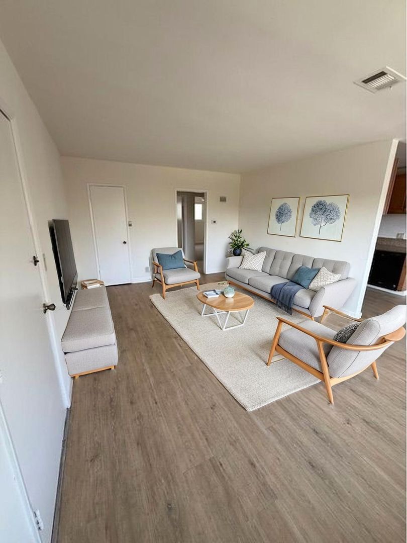 Los Angeles Apartment: 11813 Iowa Avenue