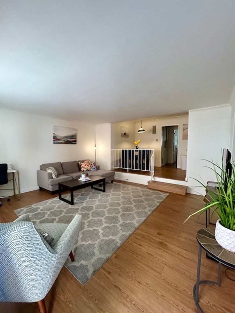 Santa Monica Apartment: 824 11th Street