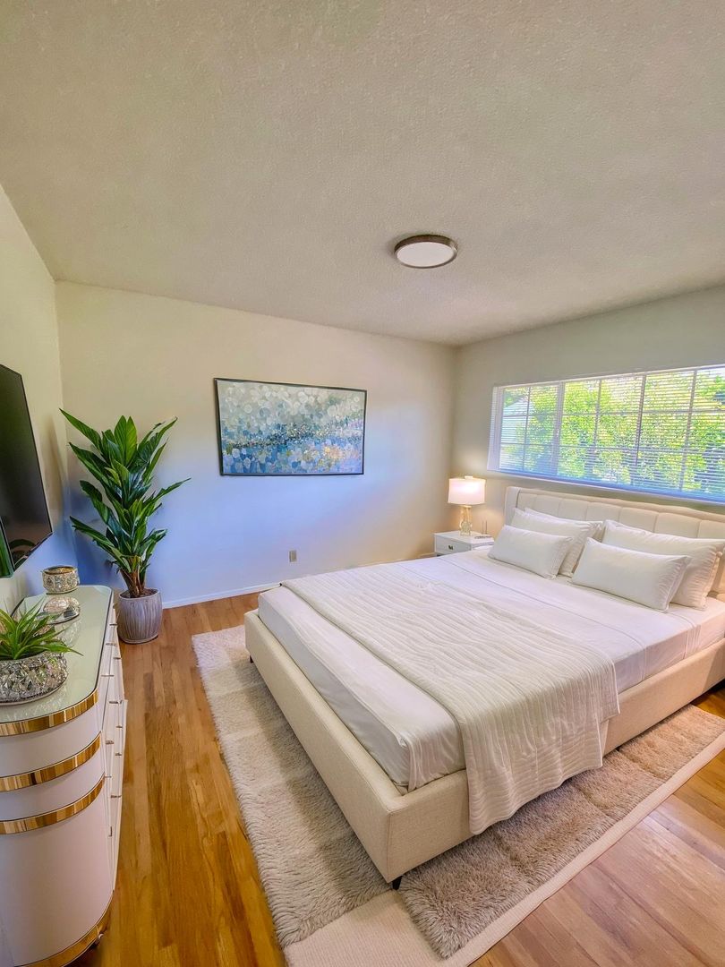 Santa Monica Apartment: 1951 22nd Street